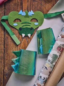 Masque et manchettes crocodile