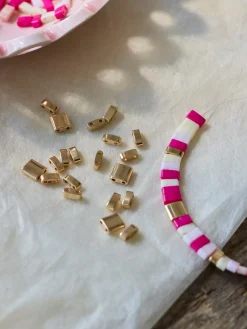 Perles carrées métalliques