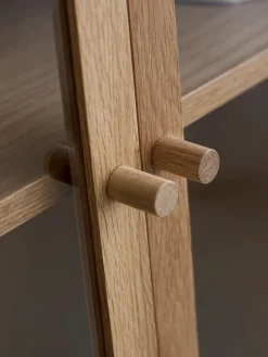 Armoire en bois avec portes en verre