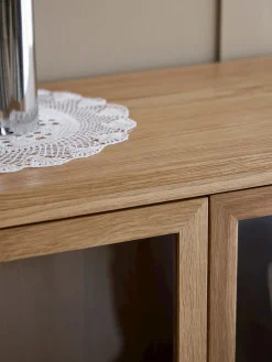 Armoire en bois avec portes en verre
