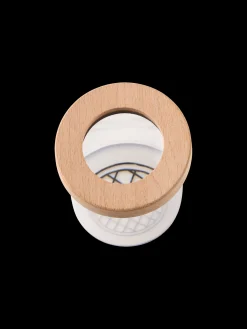 Boîte à jouets avec loupe