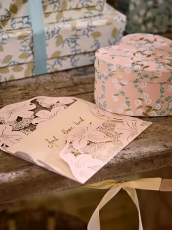 Carte avec découpes de fleurs
