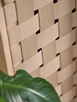 Meuble de rangement au design tressé