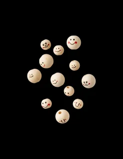 Perles en bois avec visages