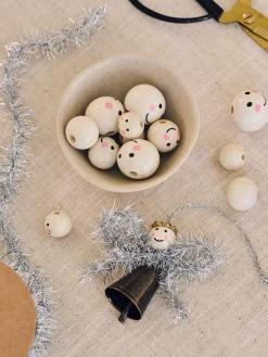 Perles en bois avec visages