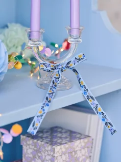 Ruban avec fleurs brodées