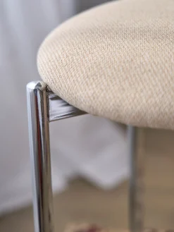 Tabouret avec cadre aspect chromé