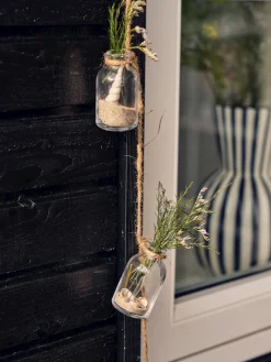 Vases sur ficelle