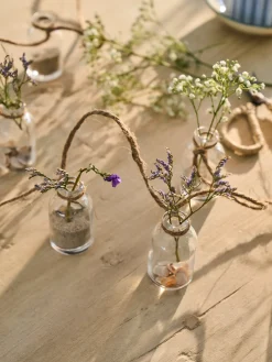 Vases sur ficelle
